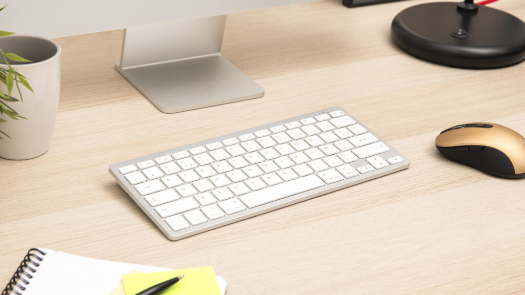 Bluestork Clavier sans Fil Bluetooth pour Mac, MacBook Pro, MacBook Air, iPad, iPhone - Mini Clavier Mac Français AZERTY, Compact, Ultra Mince, Léger, Silencieux (Blanc)