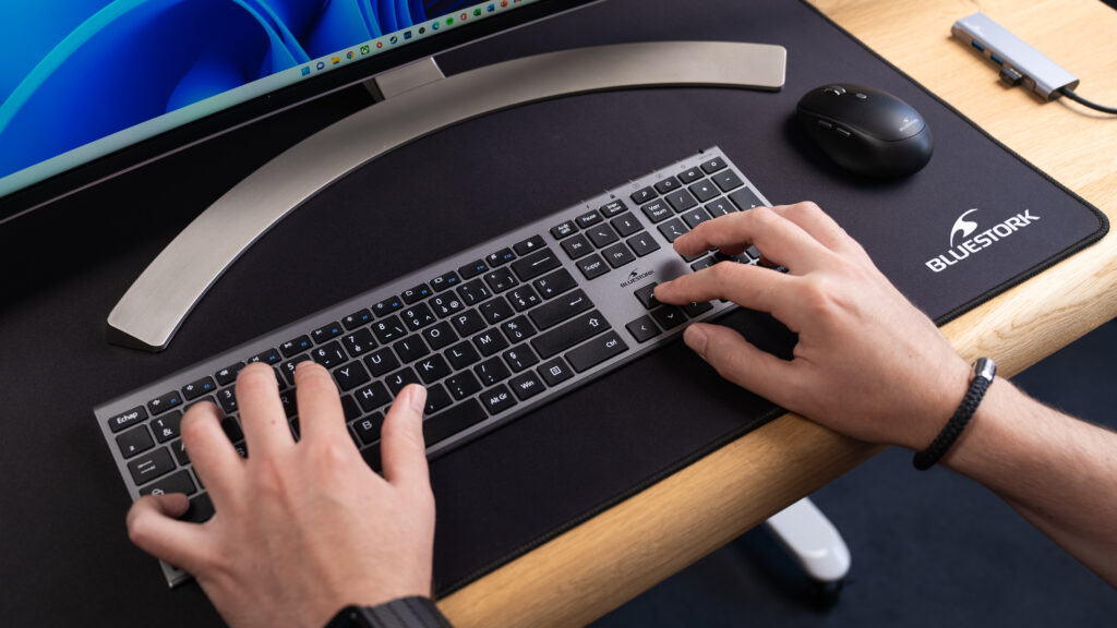 Bluestork- Pack Clavier et Souris sans Fil Grapheme - Wireless avec Smart Dongle - Clics Silencieux - Design Ultra Slim - Ergonomique - Rechargeable - Gris - AZERTY FR
