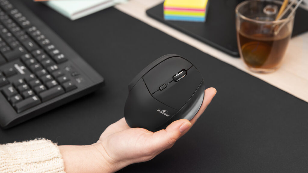 Souris sans fil ergomique verticale Une ergonomie optimale ... Une souris qui vous apportera un confort optimal grâce à sa forme étudiée spécifiquement pour épouser les mouvements naturels de votre main et de votre poignet. Elle réduit les tensions de votre bras et les douleurs liées au syndrome du canal carpien.