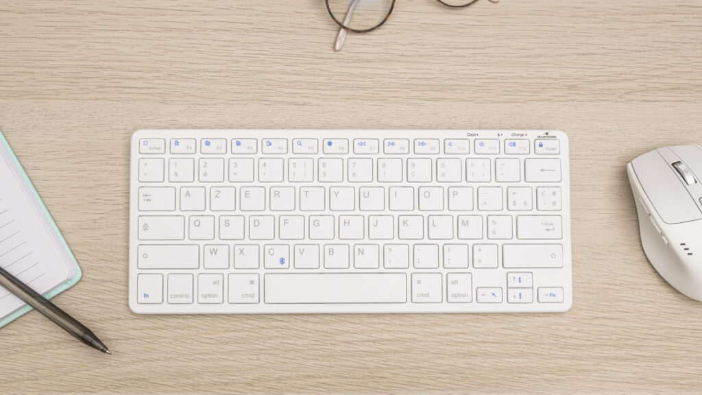 Bluestork - Mini Clavier Mac Rechargeable - Clavier Mac sans Fil Autonomie Longue durée - Raccourcis Multimédias - Mini Clavier Mac Français AZERTY, Compact, (Clavier Mac Rechargeable)