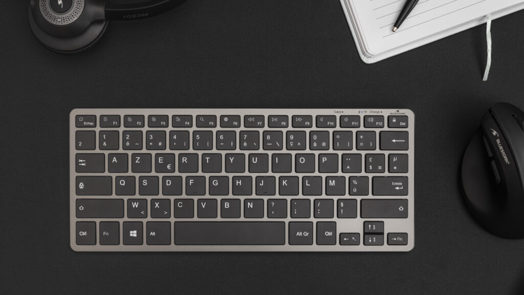 Bluestork - Clavier sans Fil Bluetooth, Mini Clavier Azerty Français, Clavier Léger Silencieux, Clavier Bluetooth 90h D'autonomie, Rechargeable USB C, 14 Raccourcis Multimédias - Noir - New