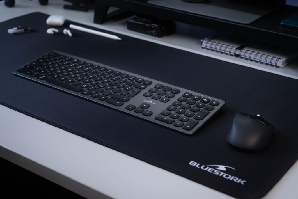 Bluestork clavier sans fil pour mac- Clavier Bluetooth pour Mac sans Fil Rechargeable - Design Ultra Mince en Aluminium - Touches Silencieuses - Autonomie 90h - pour Mac & iPad - AZERTY - 2024