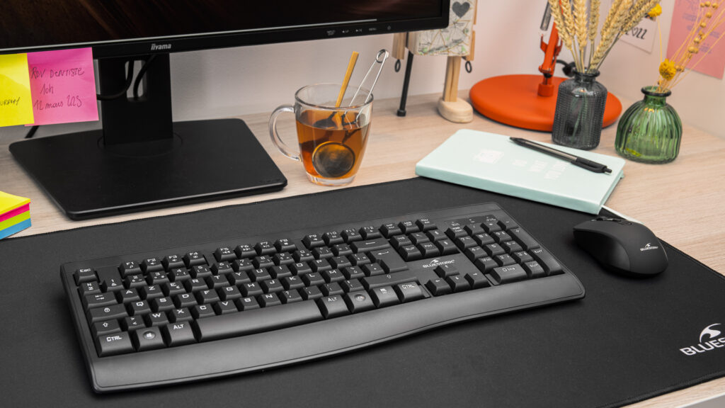 Optez pour les packs clavier-souris sans fil Bluestork : Pack office rechargeable pour une liberté totale de mouvement et un espace de travail épuré. Avec une connexion Bluetooth fiable et une grande autonomie, ces ensembles clavier souris sans fil sont parfaits pour le bureau ou la maison. Profitez d’un confort ergonomique et d’une installation simplifiée pour une productivité optimale sans contraintes.