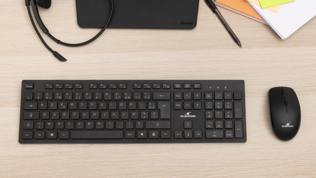 [La Praticité du Sans fil]: Connectez simplement le nano récepteur USB à votre ordinateur, et profitez de l'utilisation en simultanée de votre pack clavier souris sans fil. Grâce à sa connexion sans fil, vous bénéficiez d'une liberté de mouvement totale, tandis que la fonction rechargeable vous assure une utilisation durable et écologique allant jusqu’à 3 mois d’utilisation en une charge ! [Design & Silencieux]: Avec sa structure ultra Slim et ses touches silencieuses le clavier de ce Pack s’intégrera parfaitement à votre espace de travail. Sa fine plaque métallique lui confère rigidité et élégance et les finitions épurées de la souris donneront à votre bureau un look design et moderne. Cet ensemble clavier souris sans fil est idéal pour un environnement de travail. [Ergonomique & Confort] : Avec ses touches en ciseaux, ce clavier sans fil rechargeable a été conçu pour un confort maximum au travail comme chez vous. L’ergonomie de la souris a été travaillée pour une prise en main optimale. Ses clics silencieux vous permettront de travailler en toute sérénité. [Performant & Efficace] : Le clavier de cet ensembles clavier et souris possède 16 raccourcis multimédia, il optimise ainsi votre flux de travail en offrant un accès rapide aux fonctions essentielles. Que vous l'utilisiez à des fins personnelles ou professionnelles, ce pack clavier souris sans fil est synonyme de performance et d'élégance. La sensibilité de la souris est réglable jusqu’à 1600 DPI en un clic grâce au bouton prévu à cet effet. [Rechargeable & Longue Durée] : Cet ensemble clavier souris bluetooth est fourni avec un câble micro USB pour le chargement et un film de protection protègera votre clavier sans fil d’éventuelles éclaboussures pour un usage toujours plus confortable et durable. Ce pack clavier souris sans fil est compatible avec Windows.