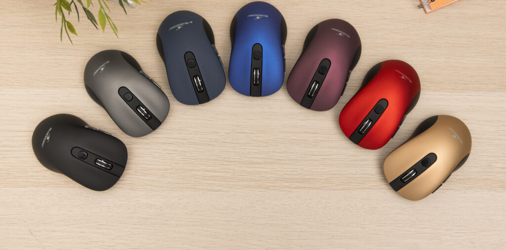 La souris sans fil M-WL-OFF60 allie confort et élégance avec une prise en main intuitive et une finition métallique raffinée. Son installation est instantanée grâce au récepteur Bluetooth, sans besoin de driver, et elle est compatible avec Windows et Mac. Avec ses 6 boutons et sa sensibilité DPI réglable, elle optimise la productivité en permettant une navigation fluide et personnalisée pour chaque utilisateur.