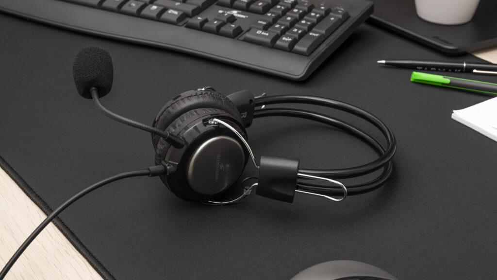 Le micro casque MC201 offre une expérience complète alliant confort, qualité audio et polyvalence. Son arceau réglable et ses oreillettes rotatives à 270° assurent un ajustement parfait pour un usage prolongé. Profitez d’un son stéréo haute qualité et d’un microphone flexible unidirectionnel qui garantit des communications claires en réduisant les bruits environnants. Sa télécommande intuitive facilite le contrôle du volume et du micro. Compatible avec Windows, macOS et smartphones via sa prise jack 3,5 mm, il s’adapte à tous vos besoins de connectivité.