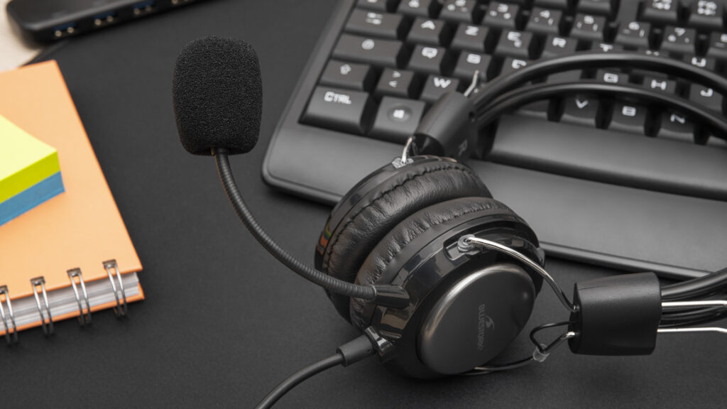 Le micro casque MC201 offre une expérience complète alliant confort, qualité audio et polyvalence. Son arceau réglable et ses oreillettes rotatives à 270° assurent un ajustement parfait pour un usage prolongé. Profitez d’un son stéréo haute qualité et d’un microphone flexible unidirectionnel qui garantit des communications claires en réduisant les bruits environnants. Sa télécommande intuitive facilite le contrôle du volume et du micro. Compatible avec Windows, macOS et smartphones via sa prise jack 3,5 mm, il s’adapte à tous vos besoins de connectivité.