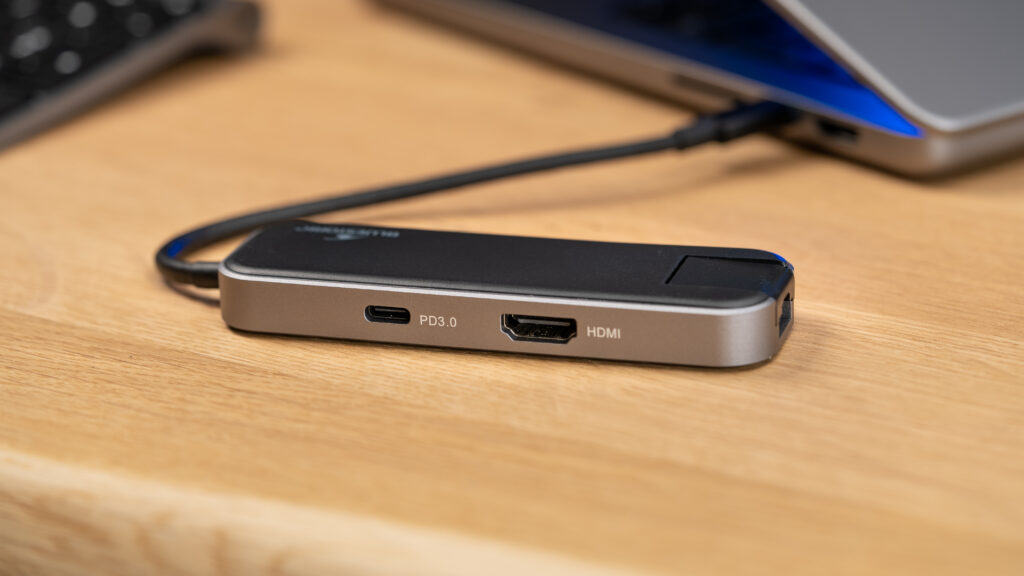 Boostez votre productivité avec le Hub Office, l'adaptateur USB 6 EN 1 incontournable pour une connectivité complète. Équipé de 3 ports USB 3.0, d’un port HDMI et d’un port Ethernet RJ45, il vous permet de connecter vos périphériques, d’étendre vos écrans en haute définition et de profiter d’une connexion filaire ultra-rapide. Conçu en alliage d’aluminium, ce hub multiport USB-C allie robustesse et légèreté, idéal pour le bureau comme pour vos déplacements. Simplifiez vos connexions et maximisez votre efficacité avec le Hub Office !