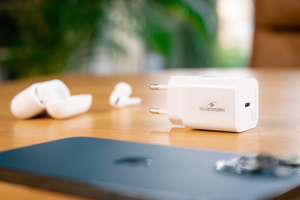Chargeur USB-C Power Delivery Le chargeur usb c 20W est l’accessoire idéal pour une charge rapide et efficace grâce à la technologie Power Delivery. Compact et léger, il se transporte facilement et s’adapte à tous vos déplacements. Compatible avec une large gamme d’appareils, il fonctionne parfaitement comme chargeur usb c apple, chargeur usb c samsung ou pour d’autres équipements USB-C. Robuste et sécurisé, il protège vos appareils contre la surchauffe et les courts-circuits. Une alimentation usb c fiable et performante pour tous vos besoins quotidiens.